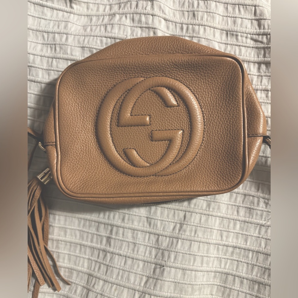 Gucci pebbled calfskin small soho disco bag in beige